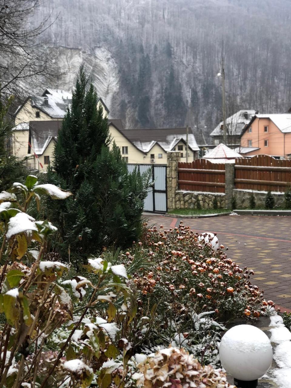 Karpatska Mria Hotel Yaremche Eksteriør billede